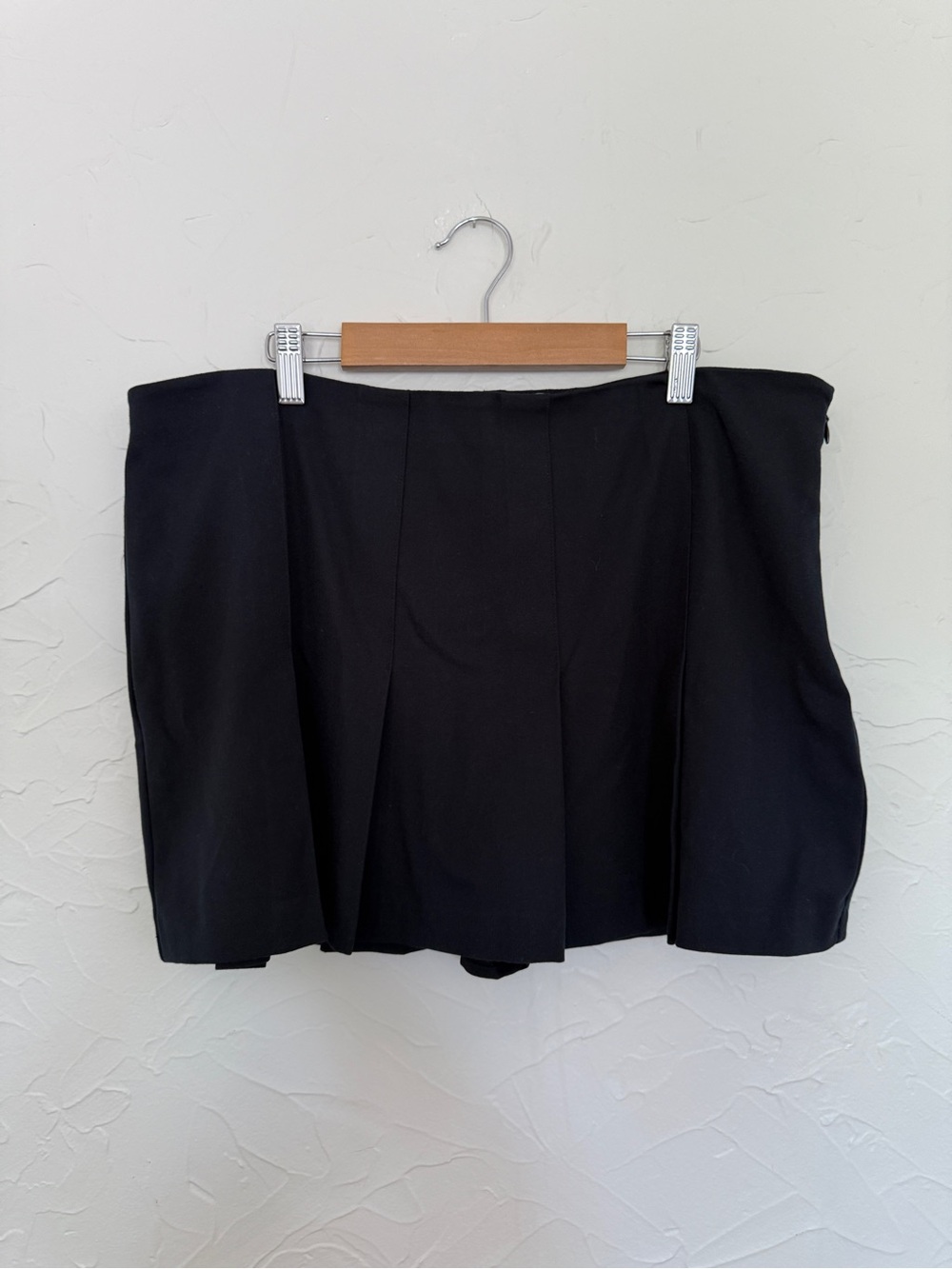 NWT Abercrombie & Fitch Pleated Mini Skort. Size Large